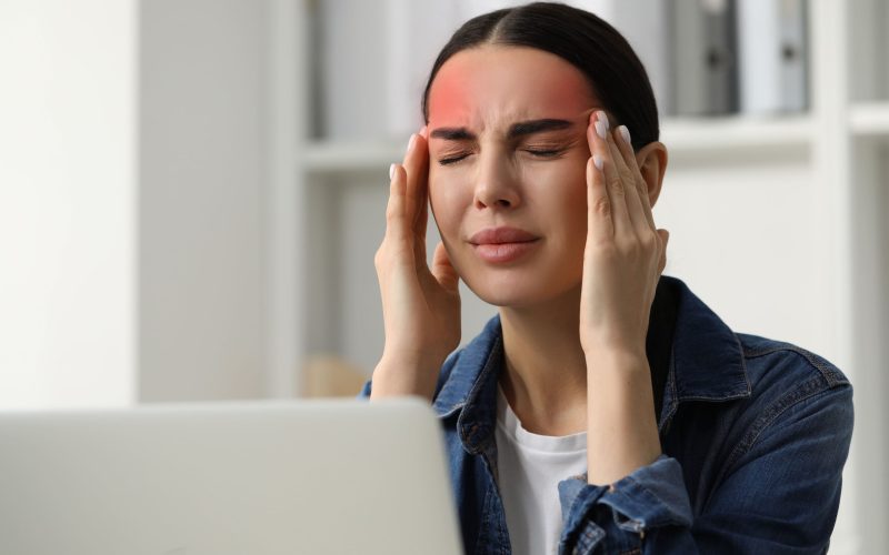 mulher-jovem-com-dor-de-cabeca-em-casa